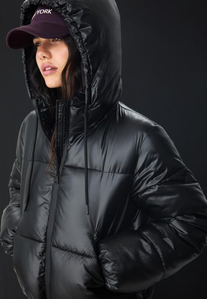 Chaqueta acolchada con capucha metalizada Chaqueta acolchada con capucha metalizada