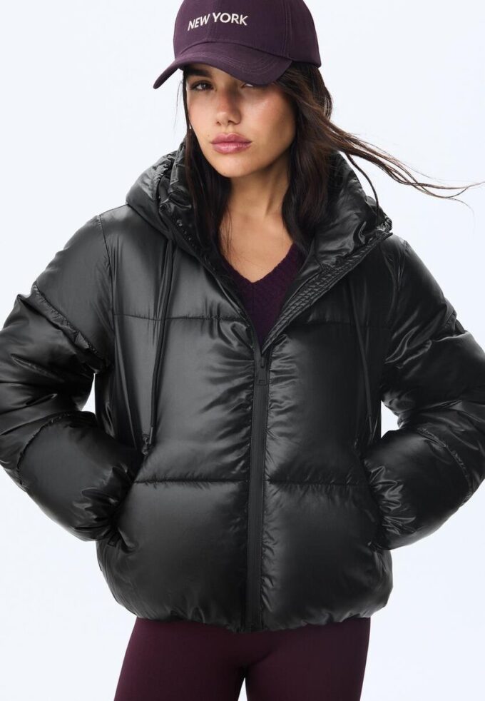 Chaqueta acolchada con capucha metalizada Chaqueta acolchada con capucha metalizada