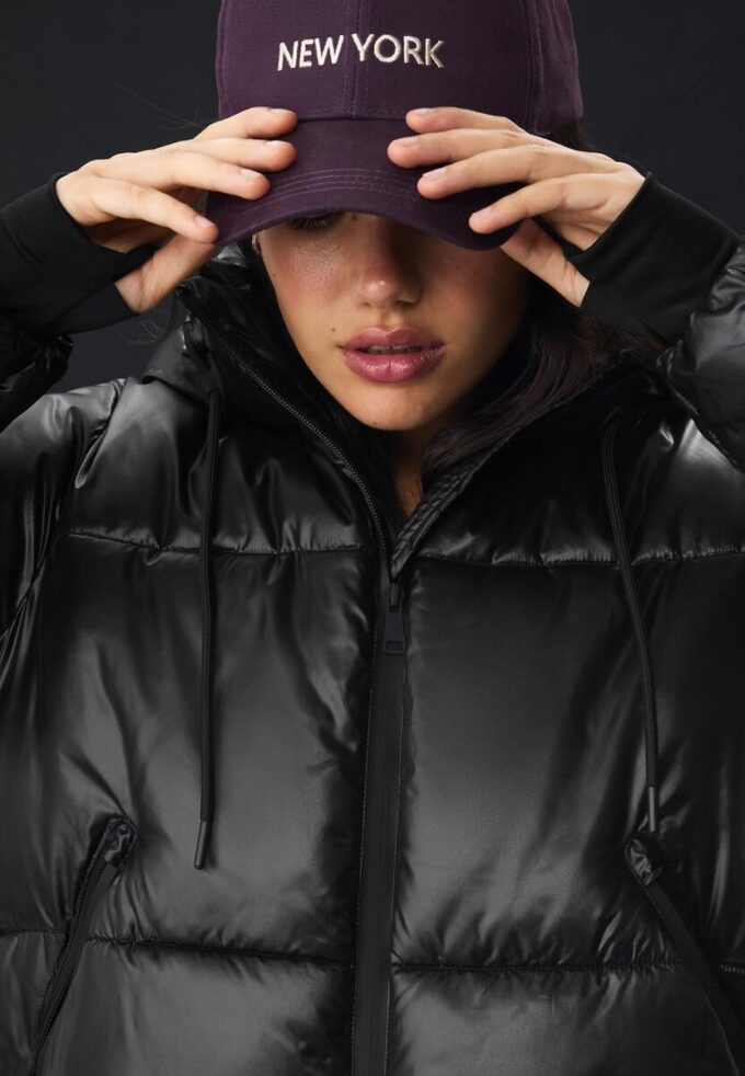 Chaqueta acolchada con capucha metalizada Chaqueta acolchada con capucha metalizada