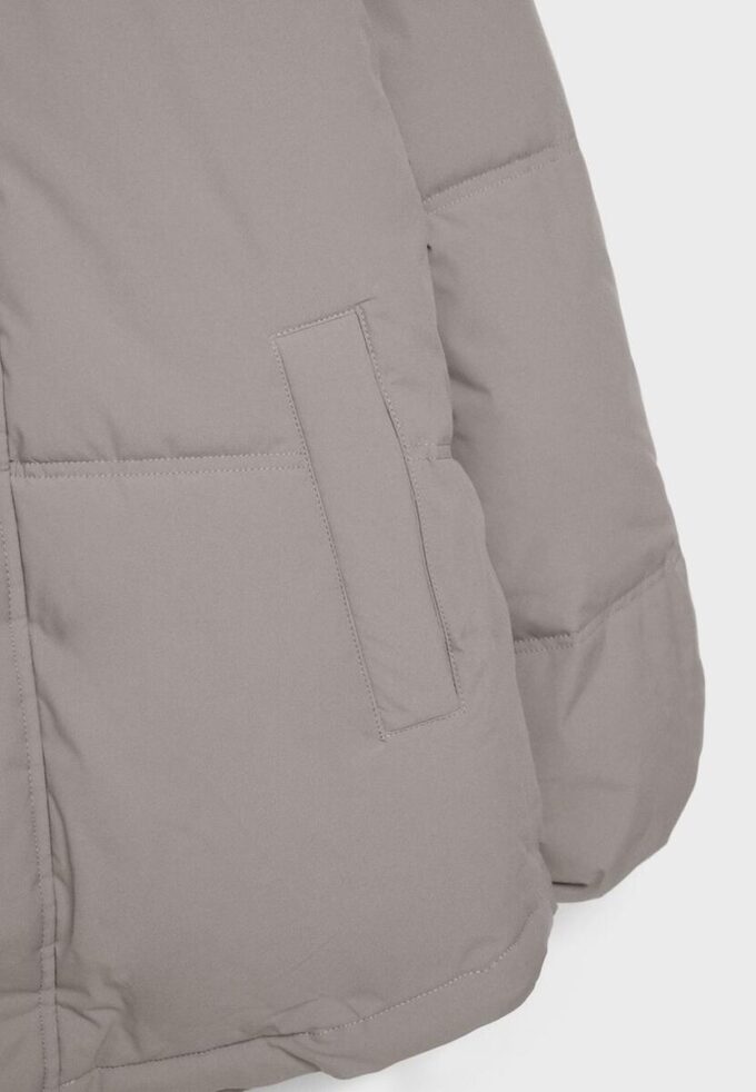 Chaqueta acolchada oversize con capucha Chaqueta acolchada oversize con capucha