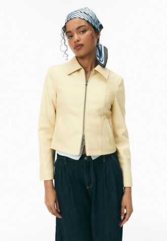 Chaqueta ajustada con efecto piel
