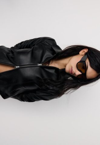 Chaqueta ajustada con efecto piel