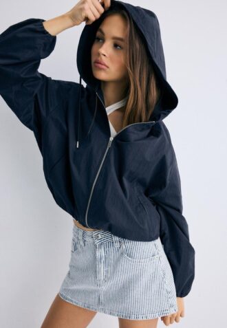 Chaqueta básica con capucha de nailon