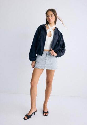 Chaqueta básica con capucha de nailon