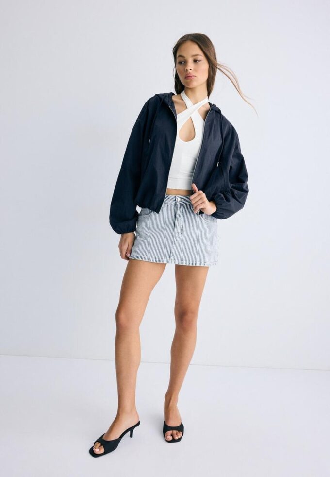 Chaqueta básica con capucha de nailon Chaqueta básica con capucha de nailon