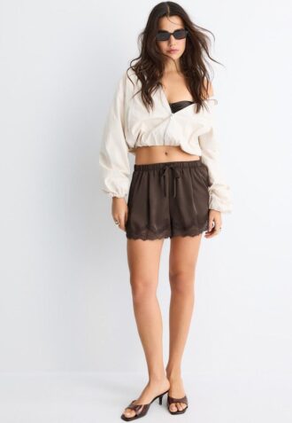 Chaqueta básica con capucha de nailon Chaqueta básica con capucha de nailon