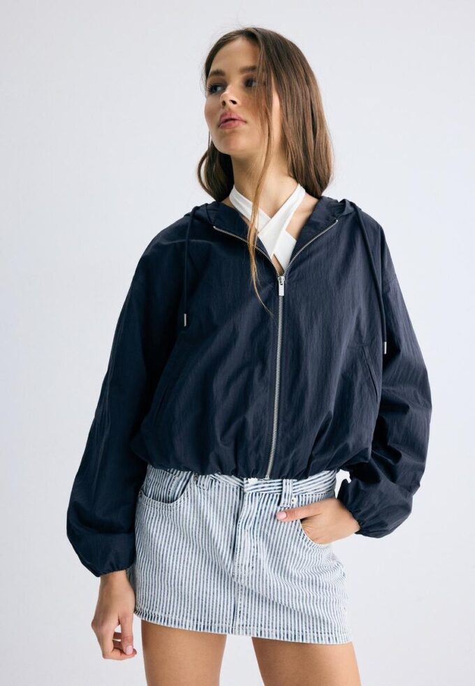 Chaqueta básica con capucha de nailon Chaqueta básica con capucha de nailon
