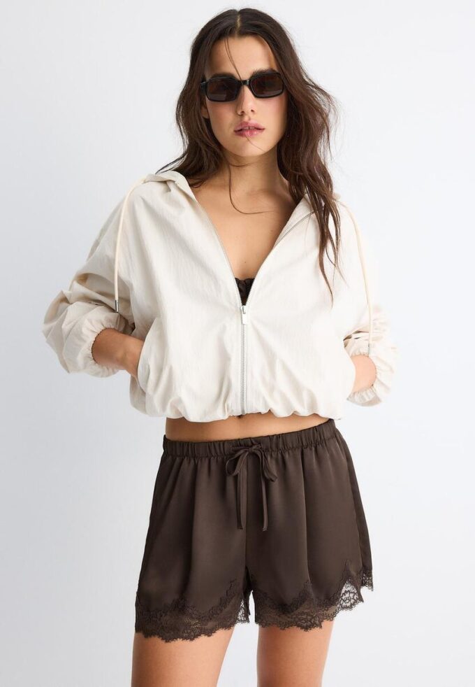 Chaqueta básica con capucha de nailon Chaqueta básica con capucha de nailon