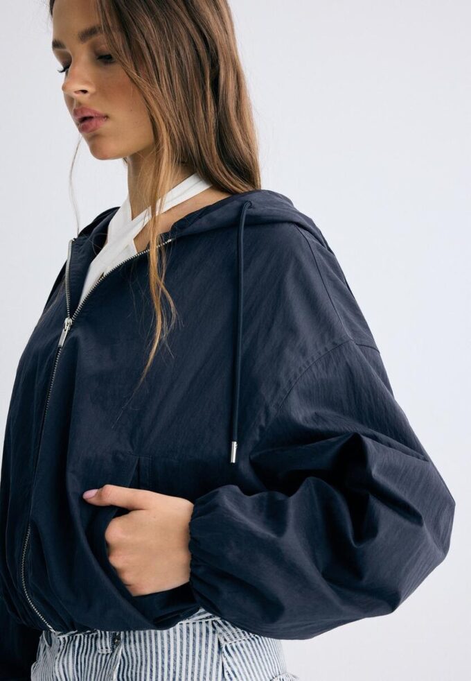 Chaqueta básica con capucha de nailon Chaqueta básica con capucha de nailon