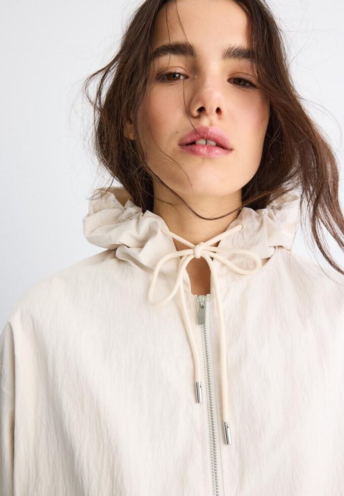 Chaqueta básica con capucha de nailon Chaqueta básica con capucha de nailon