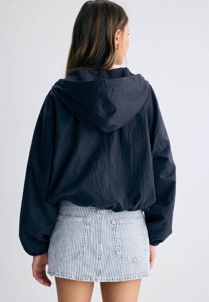 Chaqueta básica con capucha de nailon Chaqueta básica con capucha de nailon