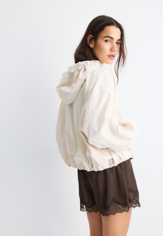 Chaqueta básica con capucha de nailon Chaqueta básica con capucha de nailon