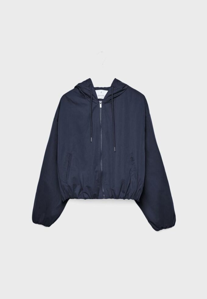 Chaqueta básica con capucha de nailon Chaqueta básica con capucha de nailon