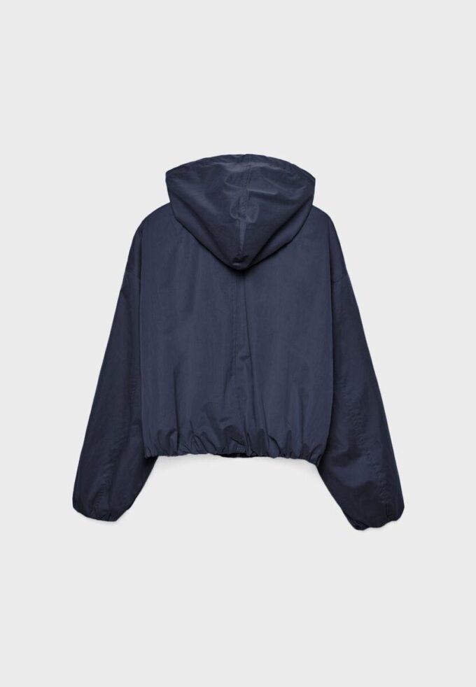 Chaqueta básica con capucha de nailon Chaqueta básica con capucha de nailon
