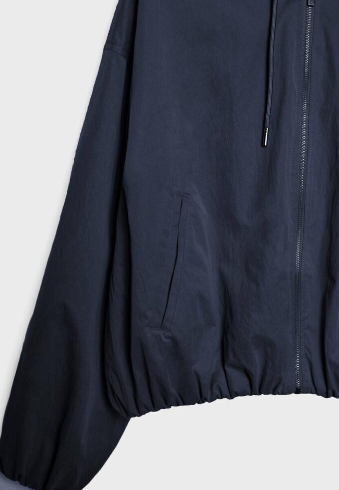Chaqueta básica con capucha de nailon Chaqueta básica con capucha de nailon