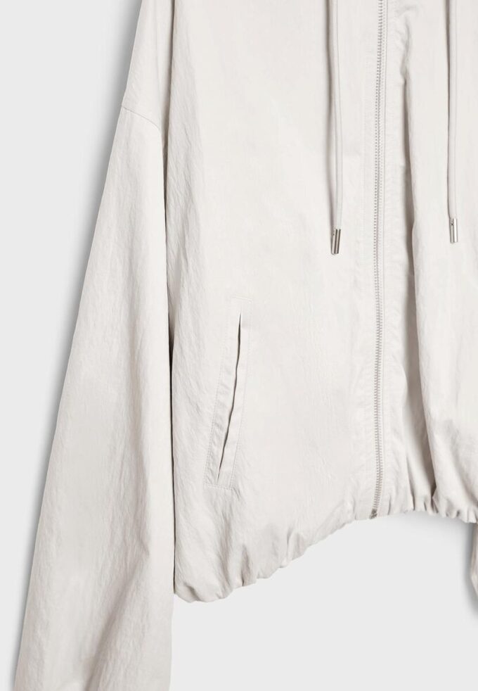 Chaqueta básica con capucha de nailon Chaqueta básica con capucha de nailon