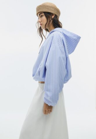 Chaqueta básica con capucha de nylon a rayas