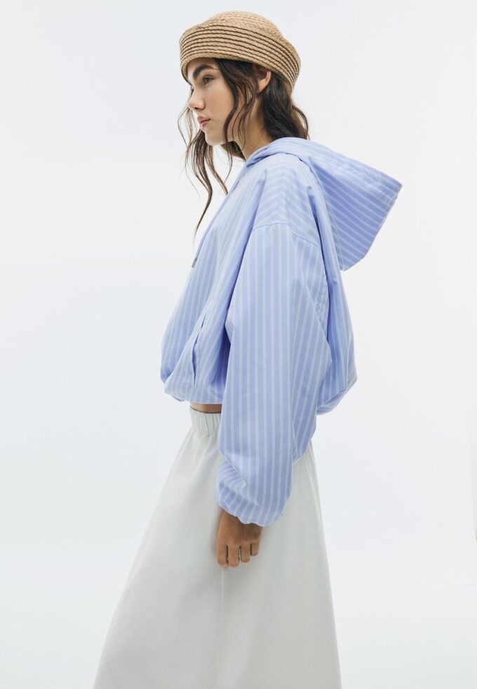 Chaqueta básica con capucha de nylon a rayas Chaqueta básica con capucha de nylon a rayas