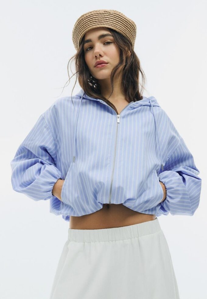 Chaqueta básica con capucha de nylon a rayas Chaqueta básica con capucha de nylon a rayas