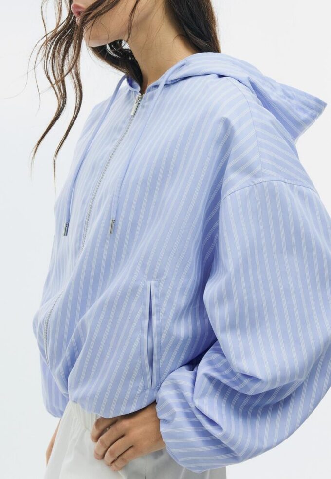 Chaqueta básica con capucha de nylon a rayas Chaqueta básica con capucha de nylon a rayas