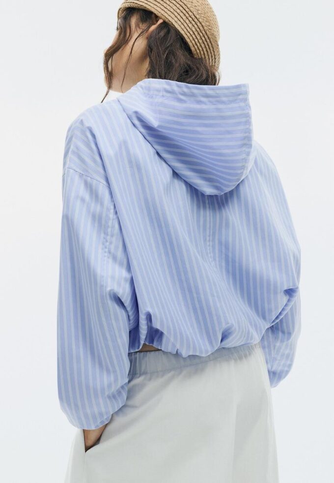 Chaqueta básica con capucha de nylon a rayas Chaqueta básica con capucha de nylon a rayas