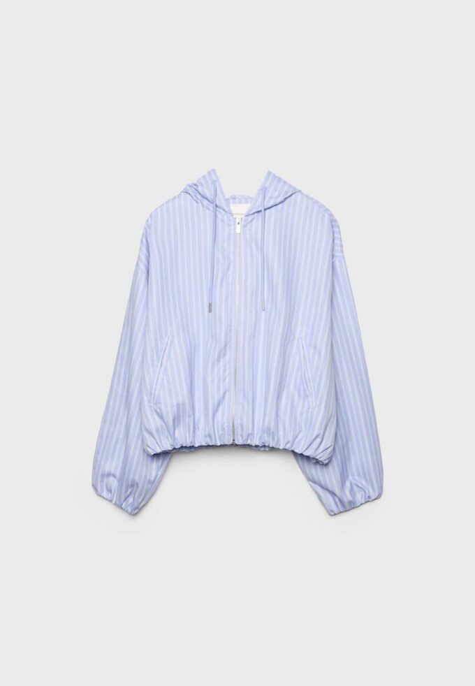 Chaqueta básica con capucha de nylon a rayas Chaqueta básica con capucha de nylon a rayas