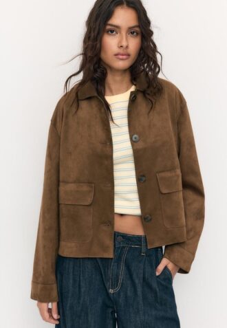 Chaqueta de ante sintético con bolsillos