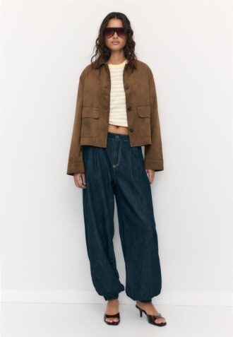 Chaqueta de ante sintético con bolsillos