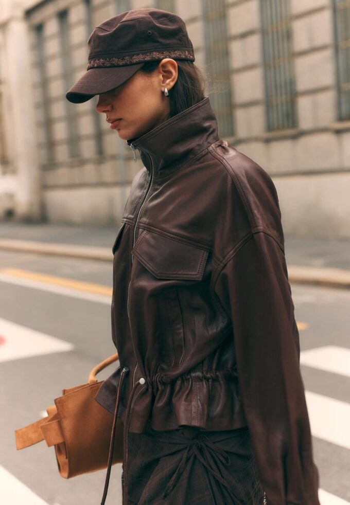 Chaqueta de piel con bolsillos y cintura ajustable Chaqueta de piel con bolsillos y cintura ajustable