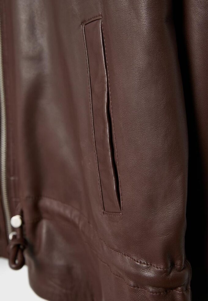 Chaqueta de piel con bolsillos y cintura ajustable Chaqueta de piel con bolsillos y cintura ajustable