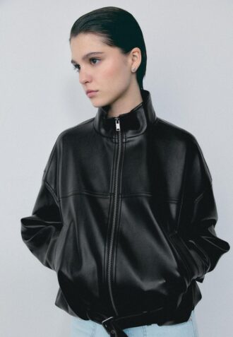 Chaqueta holgada efecto piel con cinturón