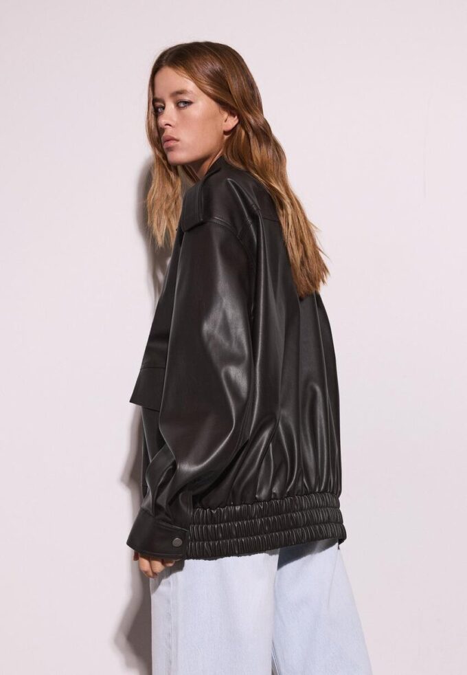 Chaqueta motera oversize con efecto piel Chaqueta motera oversize con efecto piel