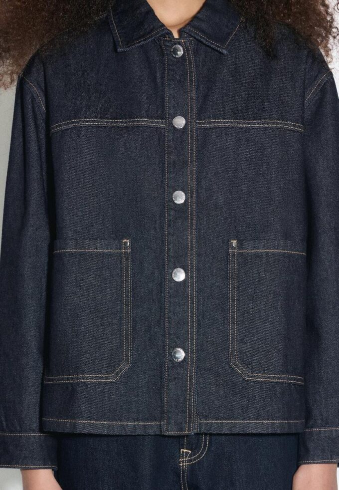 Chaqueta vaquera con bolsillos