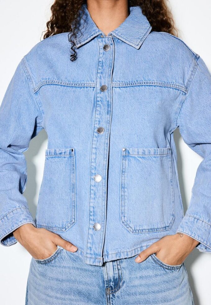 Chaqueta vaquera con bolsillos Chaqueta vaquera con bolsillos
