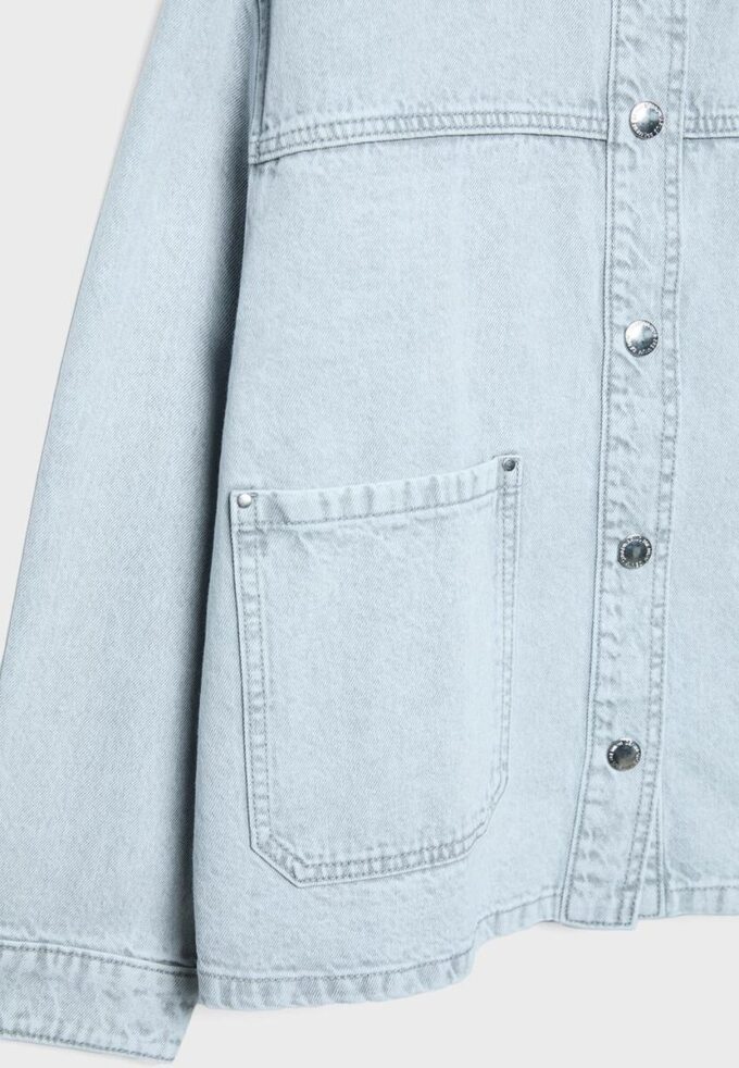 Chaqueta vaquera con bolsillos Chaqueta vaquera con bolsillos