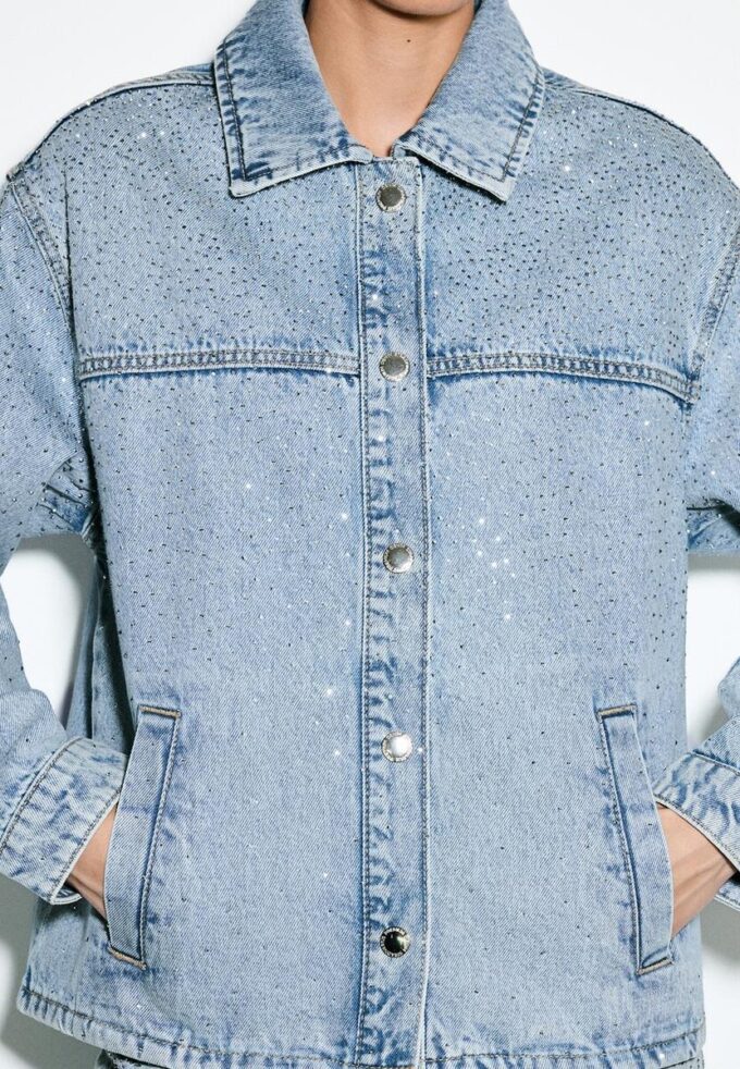 Chaqueta vaquera con bolsillos de parche y pedrería Chaqueta vaquera con bolsillos de parche y pedrería
