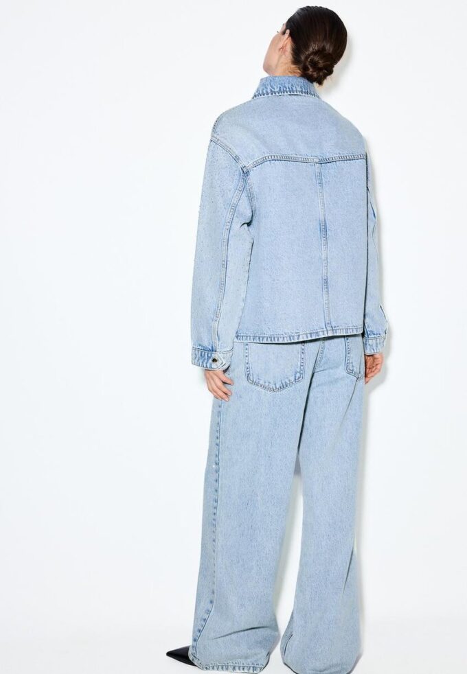 Chaqueta vaquera con bolsillos de parche y pedrería Chaqueta vaquera con bolsillos de parche y pedrería