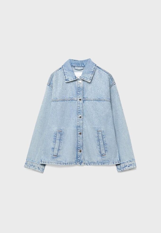 Chaqueta vaquera con bolsillos de parche y pedrería Chaqueta vaquera con bolsillos de parche y pedrería