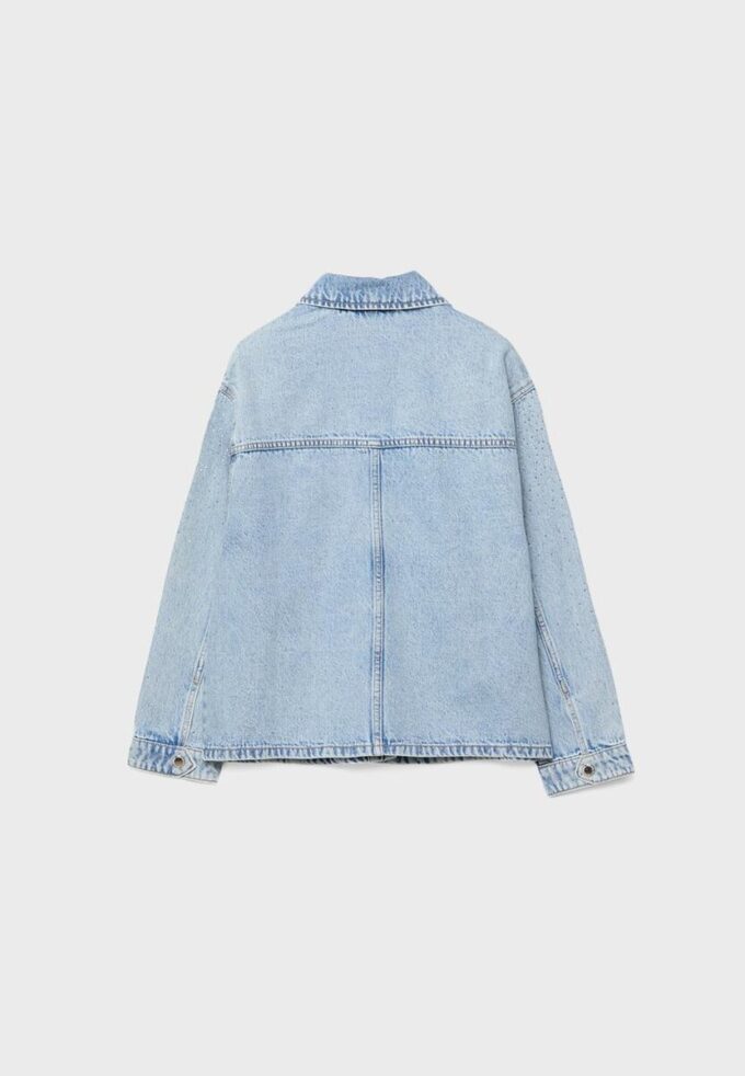 Chaqueta vaquera con bolsillos de parche y pedrería Chaqueta vaquera con bolsillos de parche y pedrería