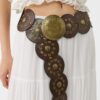 Cinturón con tachuelas y placa