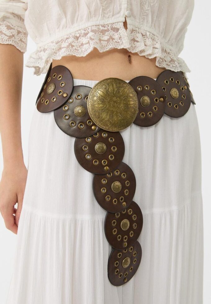 Cinturón con tachuelas y placa