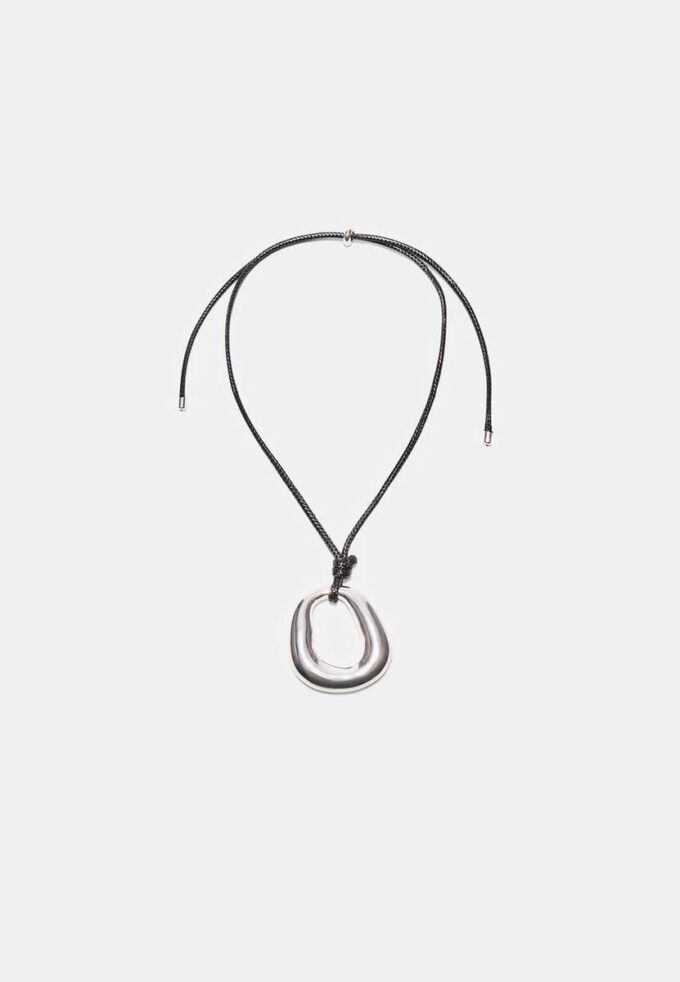Collar de cordón con dije