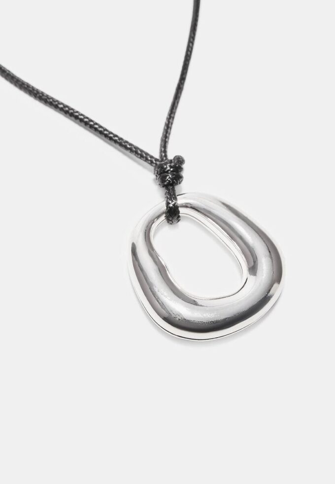 Collar de cordón con dije