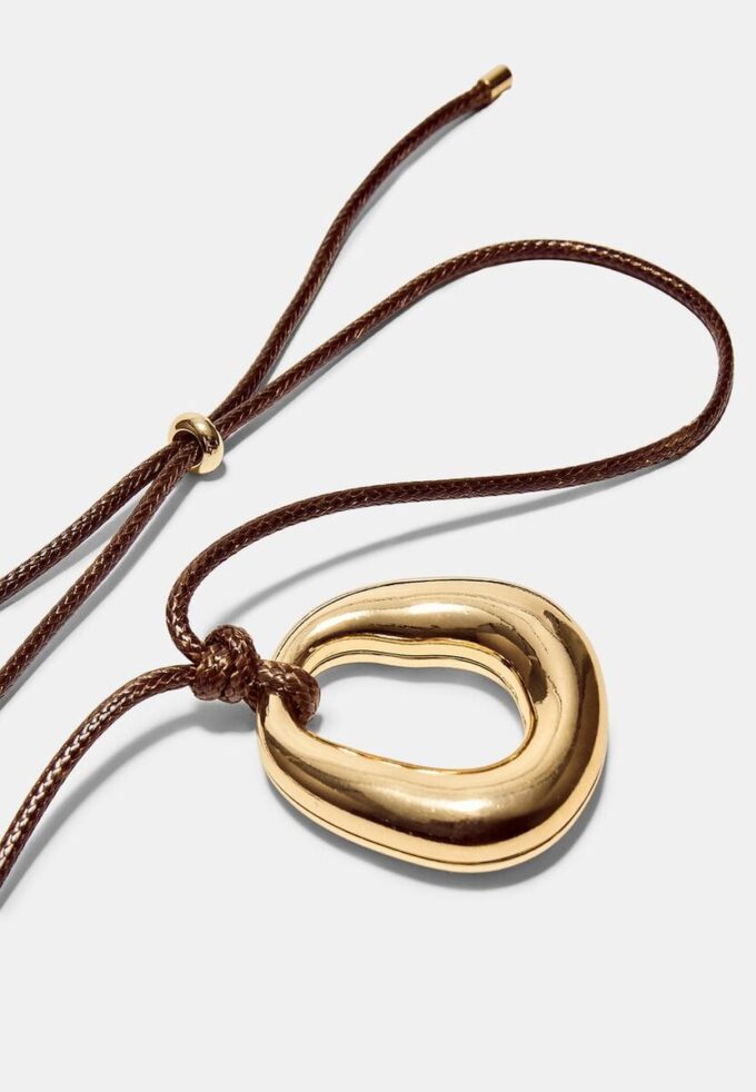 Collar de cordón con dije