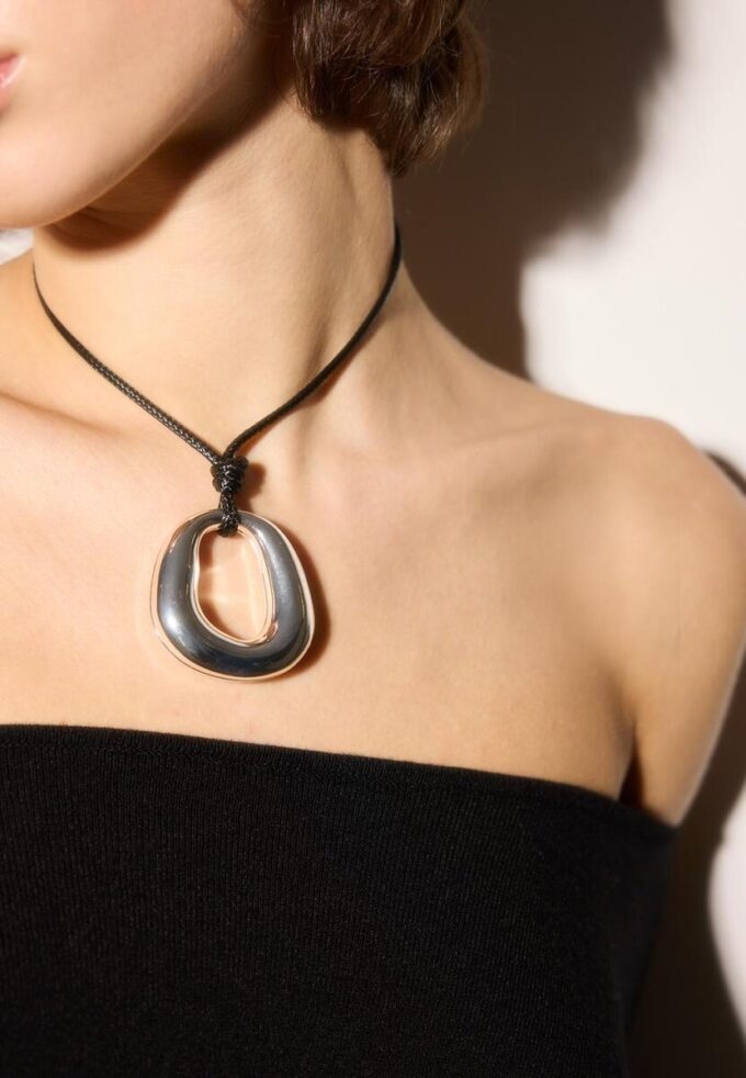 Collar de cordón con dije