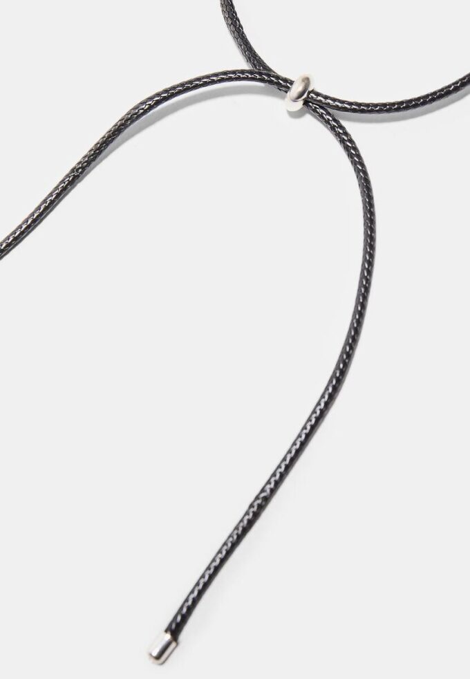 Collar de cordón con dije