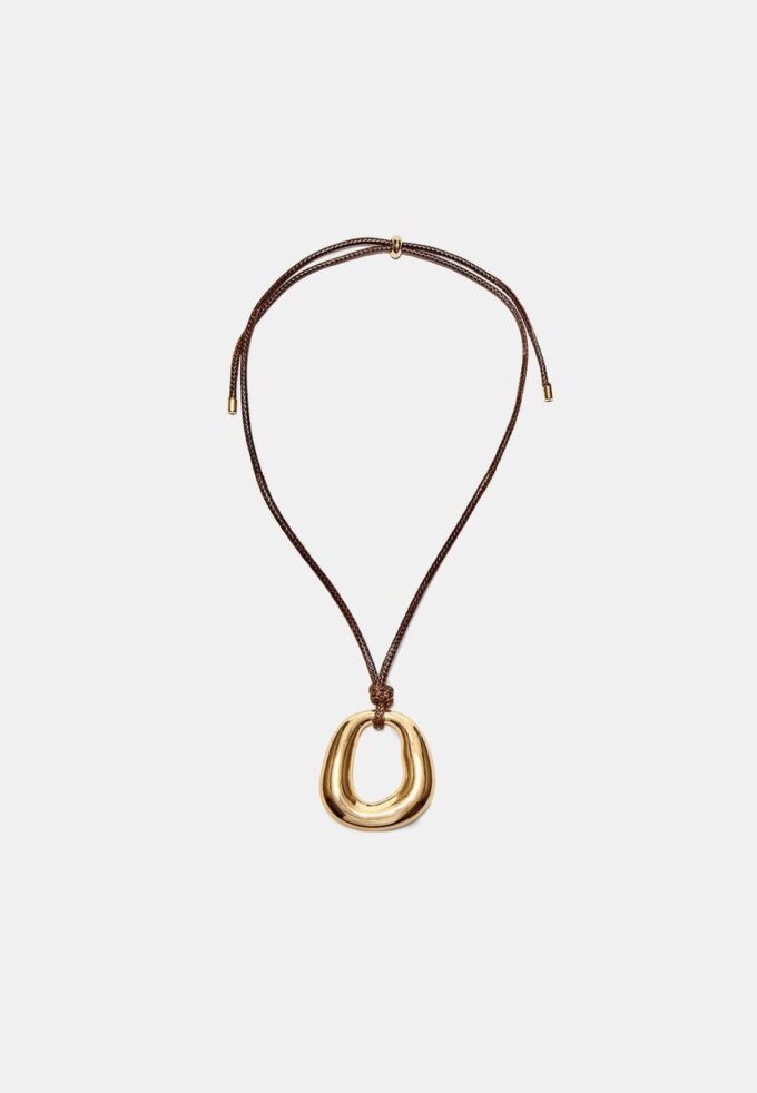 Collar de cordón con dije
