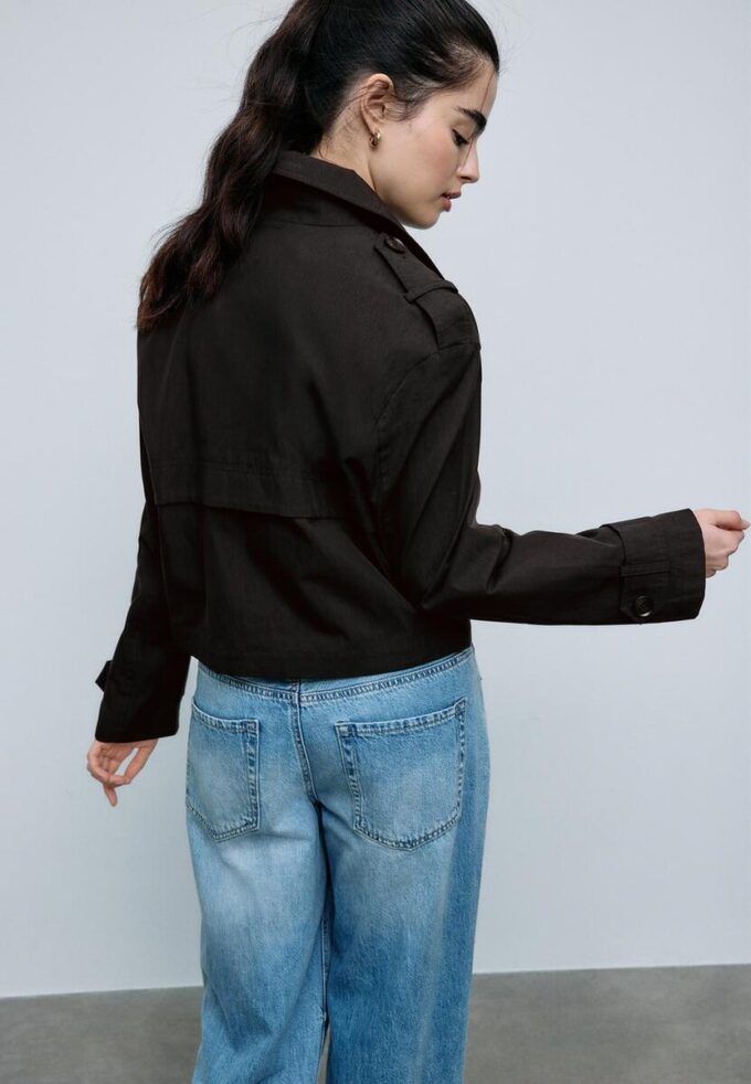 Gabardina corta de doble botonadura Gabardina corta de doble botonadura