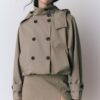 Gabardina corta de manga abullonada con capucha desmontable Gabardina corta de manga abullonada con capucha desmontable