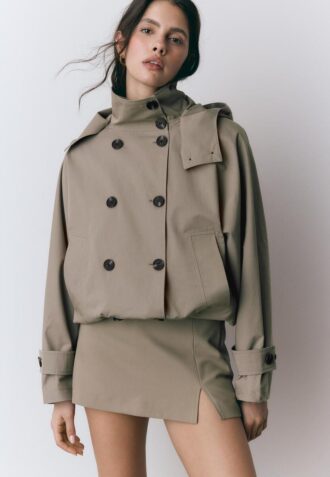 Gabardina corta de manga abullonada con capucha desmontable
